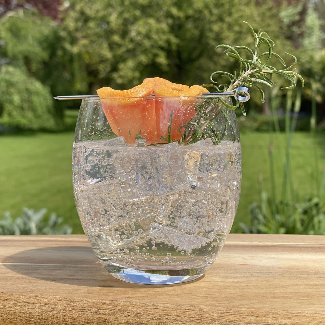 alcohol free drink herbarium distillation 8 in a glass with tonic in a garden setting