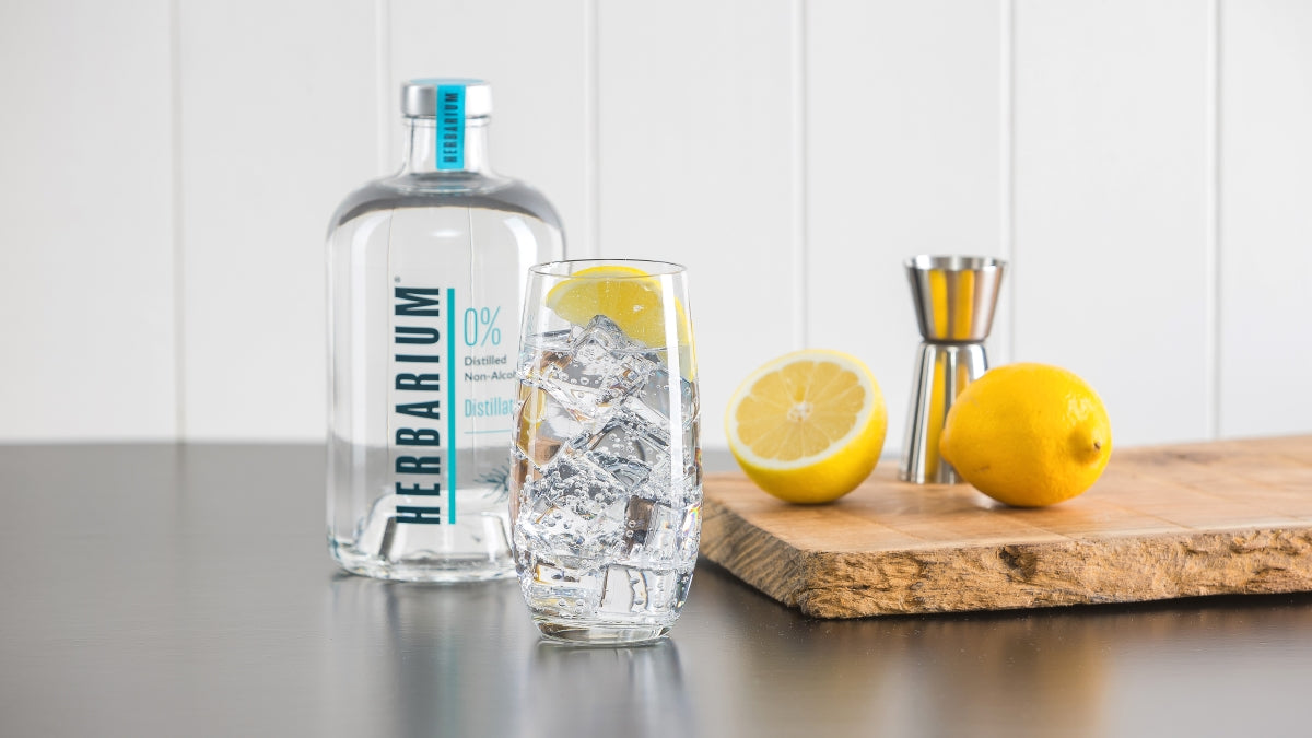 Herbarium distillation 29 in a glass with tonic and lemons